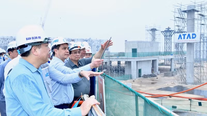 Thủ tướng Phạm Minh Chính thị sát công trường xây dựng Nhà ga hành khách. (Ảnh: THANH GIANG)