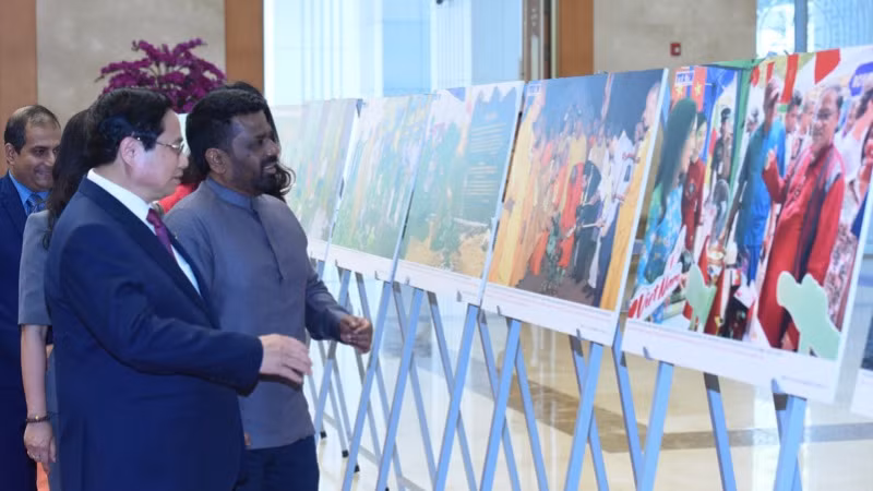 Thủ tướng Phạm Minh Chính giới thiệu với Tổng thống Sri Lanka Anura Kumara Dissanayaka Triển lãm ảnh về quan hệ hai nước. (Ảnh: TRẦN HẢI)