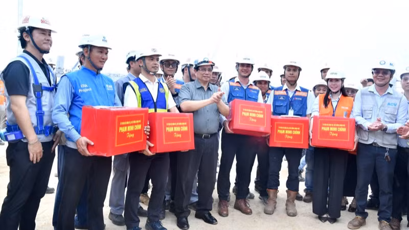 Thủ tướng Phạm Minh Chính tặng quà động viên kỹ sư, công nhân các đơn vị đang thi công Nhà ga hành khách Cảng hàng không quốc tế Long Thành. (Ảnh: THANH GIANG)