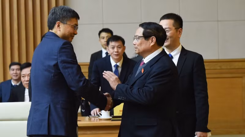 Thủ tướng Phạm Minh Chính và đồng chí Trần Cương, Ủy viên Ban Chấp hành Trung ương Đảng Cộng sản Trung Quốc, Bí thư Khu ủy, Chủ nhiệm Ủy ban thường vụ Đại hội đại biểu nhân dân Khu tự trị dân tộc Choang Quảng Tây, Trung Quốc. (Ảnh: TRẦN HẢI)