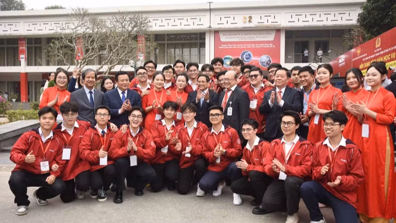 Thủ tướng Phạm Minh Chính, các đồng chí lãnh đạo với lãnh đạo, sinh viên Trường đại học Bách khoa Hà Nội (Ảnh: TRẦN HẢI).
