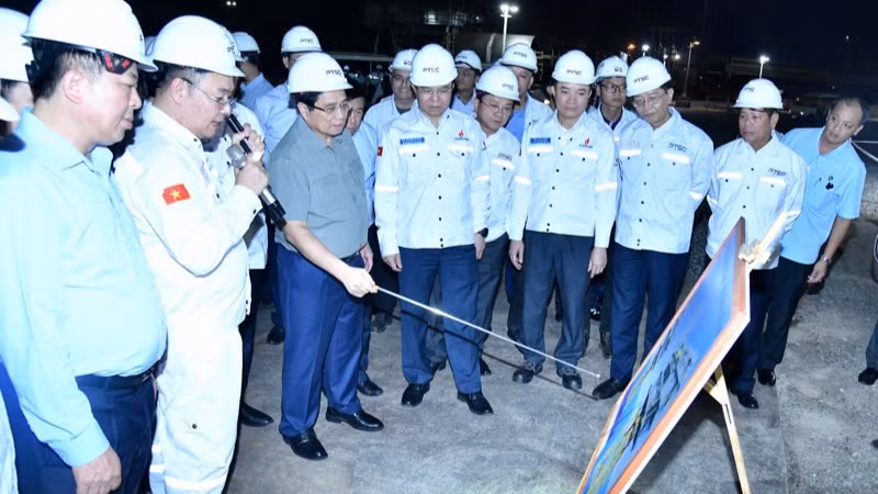 Thủ tướng Phạm Minh Chính cho ý kiến chỉ đạo về quá trình sản xuất kinh doanh tại Trung tâm công nghiệp năng lượng và hậu cần kỹ thuật PTSC. (Ảnh: Thanh Giang)