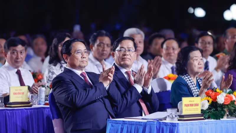 Thủ tướng Phạm Minh Chính và các đồng chí lãnh đạo, đại biểu tham dự lễ kỷ niệm. (Ảnh: NHẬT BẮC/VGP)