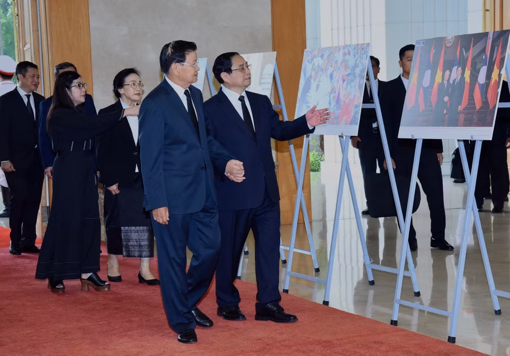 Thủ tướng Phạm Minh Chính giới thiệu với Tổng Bí thư, Chủ tịch nước Lào Thongloun Sisoulith những bức ảnh về quan hệ hữu nghị đặc biệt Việt Nam - Lào (Ảnh: Trần Hải).