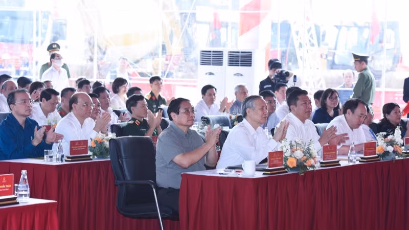 Thủ tướng Phạm Minh Chính và các đồng chí lãnh đạo, đại biểu tham dự buổi lễ. (Ảnh: TRẦN HẢI)