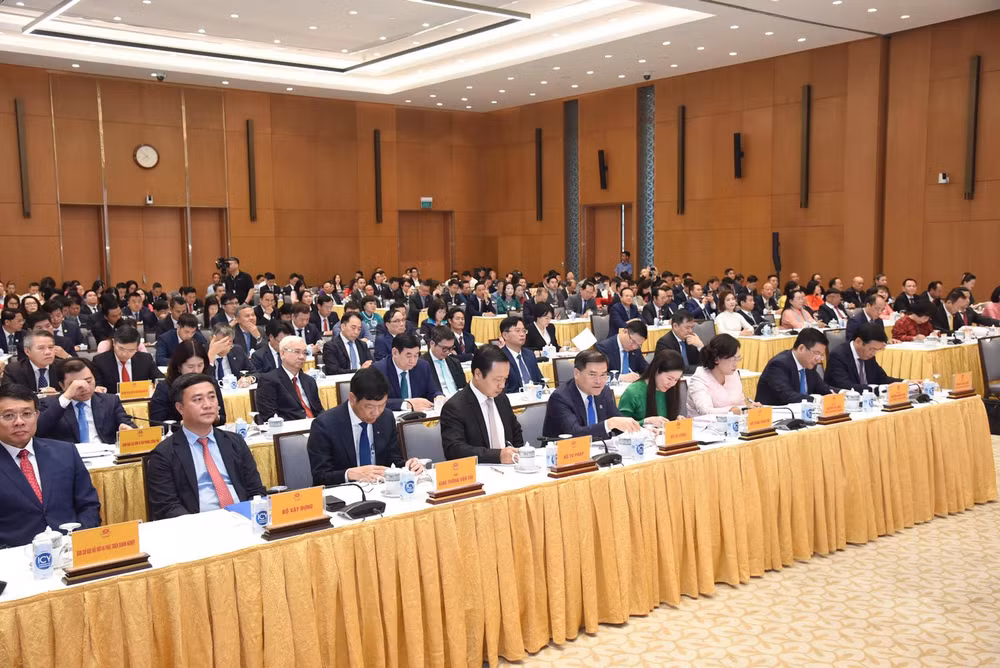 Các đồng chí lãnh đạo, đại biểu tham dự buổi gặp mặt. (Ảnh: TRẦN HẢI)