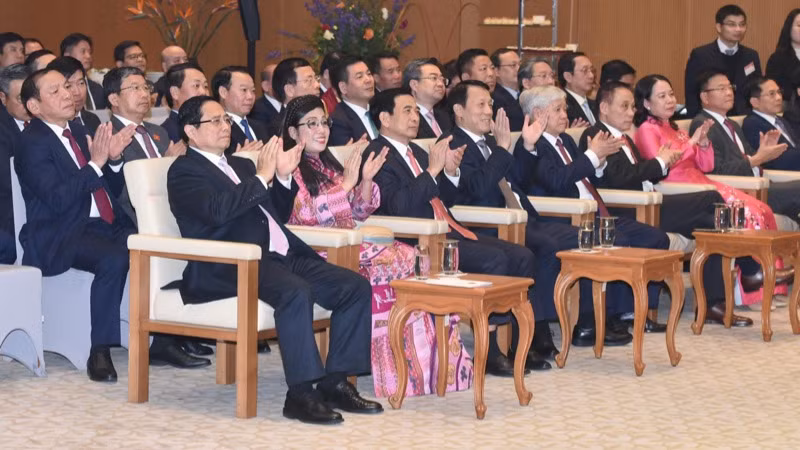 Thủ tướng Phạm Minh Chính và Phu nhân cùng các đồng chí lãnh đạo Đảng, Nhà nước và các vị khách quốc tế thưởng thức các tiết mục văn nghệ đặc sắc tại sự kiện. (Ảnh: TRẦN HẢI)