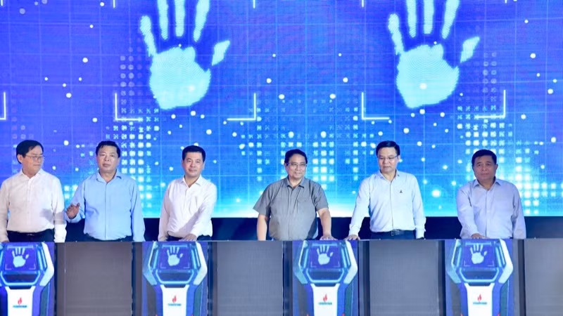 Thủ tướng Phạm Minh Chính và các đồng chí lãnh đạo thực hiện nghi thức khởi công các trạm biến áp - dự án Baltica 02. (Ảnh: Thanh Giang)