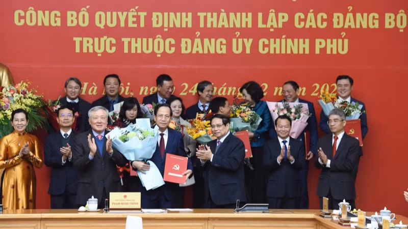 Bí thư Đảng ủy Chính phủ, Thủ tướng Chính phủ Phạm Minh Chính trao Quyết định thành lập cho các Bí thư Đảng uỷ trực thuộc. (Ảnh: TRẦN HẢI)