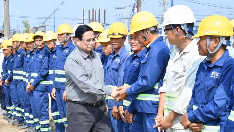 Thủ tướng Phạm Minh Chính đến thăm, động viên đội ngũ kỹ sư, công nhân đang thi công trên công trường. (Ảnh: THANH GIANG)