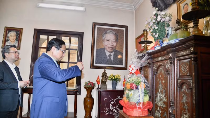 Thủ tướng Phạm Minh Chính dâng hương tưởng niệm cố Chủ tịch Hội đồng Bộ trưởng Phạm Hùng. (Ảnh: THANH GIANG)