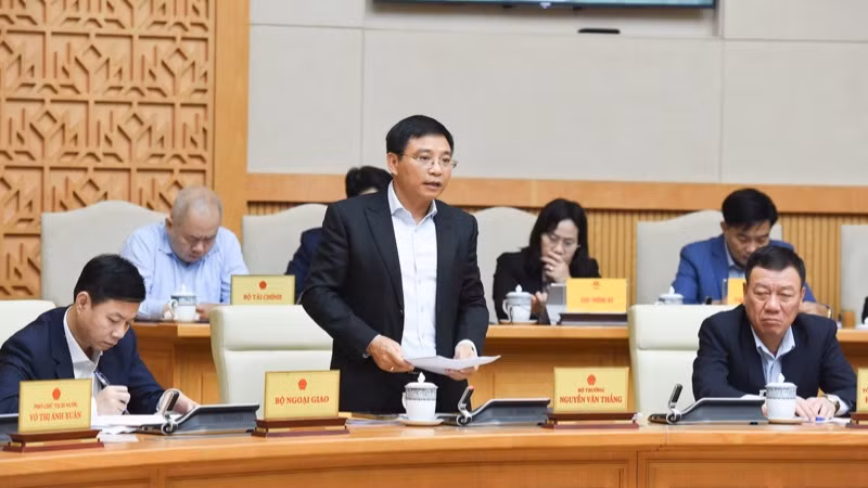 Bộ trưởng Tài chính Nguyễn Văn Thắng báo cáo tại phiên họp. (Ảnh: TRẦN HẢI)