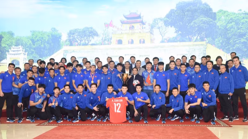 Thủ tướng Phạm Minh Chính với Đội tuyển bóng đá nam Quốc gia Việt Nam. (Ảnh: TRẦN HẢI)