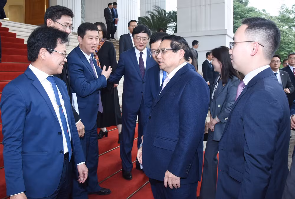 Thủ tướng Phạm Minh Chính trao đổi với lãnh đạo các tập đoàn, tổng công ty Trung Quốc và Việt Nam tham dự Tọa đàm (Ảnh: TRẦN HẢI).