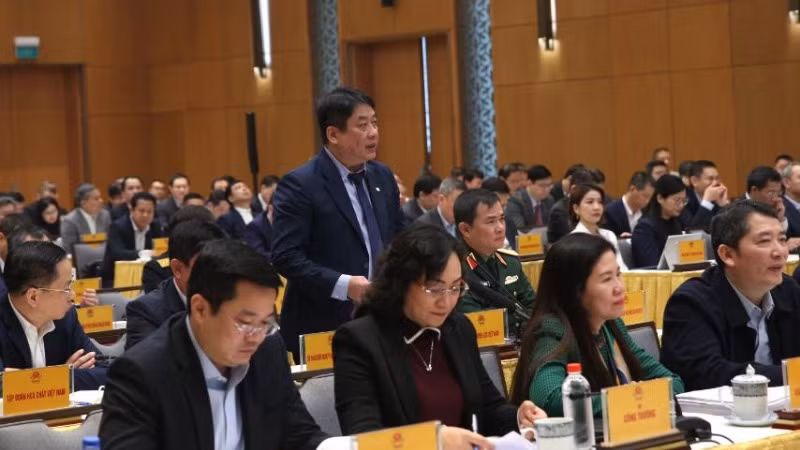 Tổng Giám đốc Tập đoàn Điện lực Việt Nam (EVN) Nguyễn Anh Tuấn phát biểu ý kiến tại Hội nghị. (Ảnh: ĐÌNH HẢI/VGP)