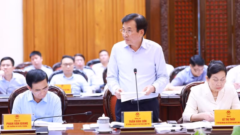 Bộ trưởng, Chủ nhiệm Văn phòng Chính phủ Trần Văn Sơn phát biểu ý kiến tại cuộc họp. (Ảnh: TRẦN HẢI)