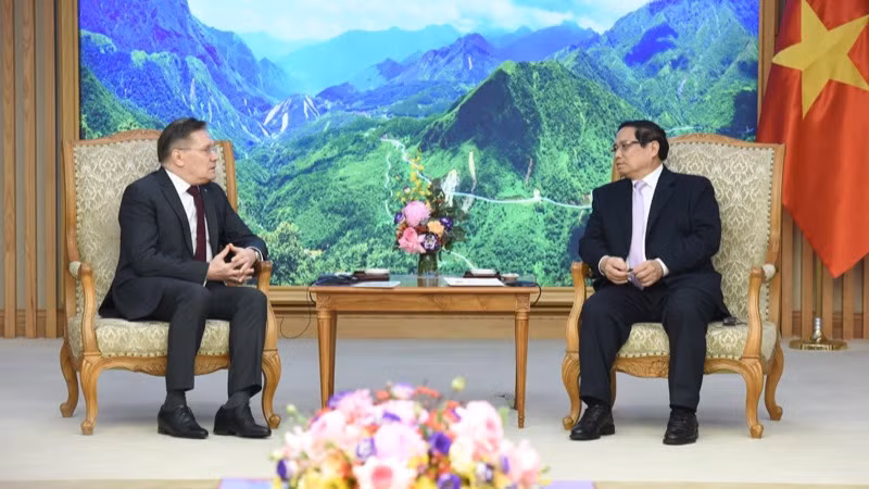 Thủ tướng Phạm Minh Chính tiếp Tổng Giám đốc Tập đoàn Năng lượng nguyên tử quốc gia Liên bang Nga (Rosatom) Alexey Likhachev. (Ảnh: TRẦN HẢI)