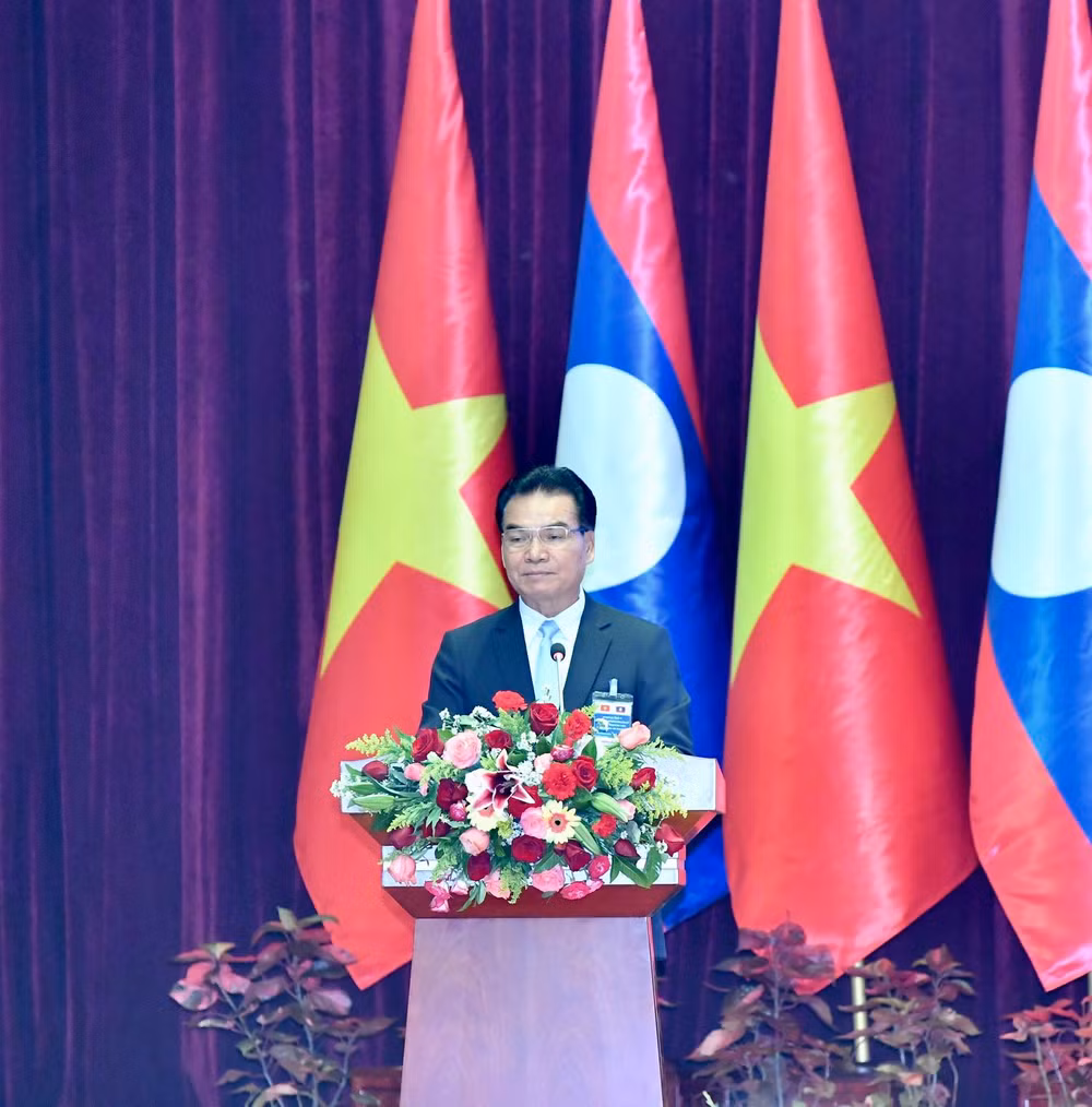 Bộ trưởng Kế hoạch và Đầu tư Lào Phet Phomphiphak phát biểu ý kiến tại Hội nghị. (Ảnh THANH GIANG)