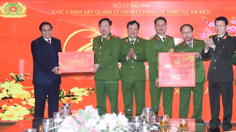 Thủ tướng Phạm Minh Chính tặng quà động viên Cục Cảnh sát quản lý hành chính về trật tự xã hội. (Ảnh: TRẦN HẢI)