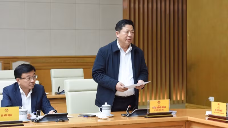 Bộ trưởng Xây dựng Trần Hồng Minh phát biểu ý kiến tại phiên họp (Ảnh: TRẦN HẢI).