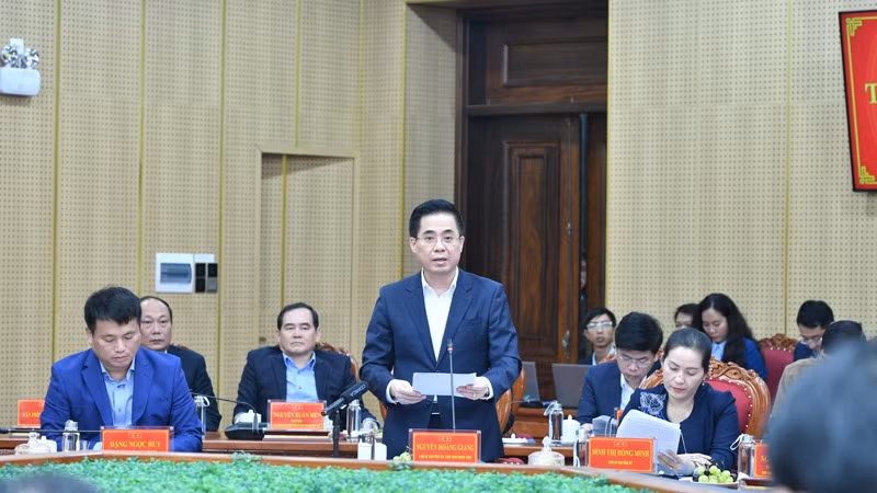 Chủ tịch Ủy ban nhân dân tỉnh Quảng Ngãi Nguyễn Hoàng Giang báo cáo Thủ tướng Chính phủ tại cuộc làm việc. (Ảnh: THANH GIANG)