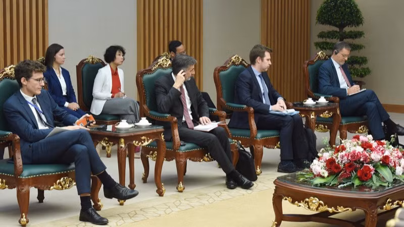 Các đại biểu phía Pháp tham dự cuộc tiếp. (Ảnh: TRẦN HẢI)