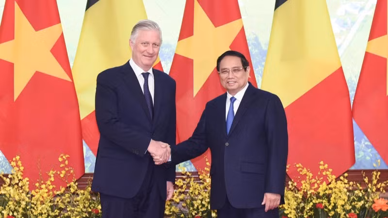 Thủ tướng Chính phủ Phạm Minh Chính và Nhà vua Bỉ Philippe. (Ảnh: TRẦN HẢI)