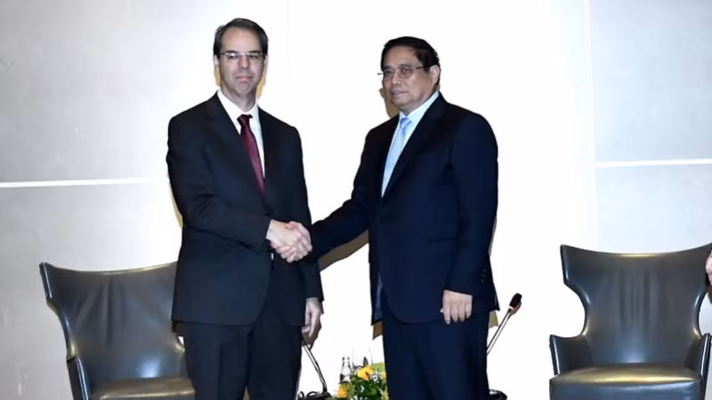 Thủ tướng Phạm Minh Chính và ông Jose Serrador, Phó Chủ tịch Toàn cầu Tập đoàn Embraer (Ảnh THANH GIANG)