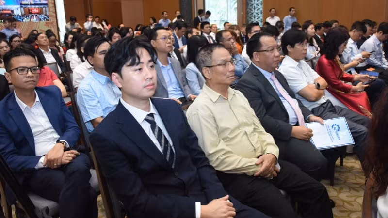 Các đại biểu doanh nghiệp tham dự Lễ khai trương. (Ảnh: TRẦN HẢI)