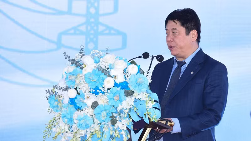 Tổng giám đốc Tập đoàn Điện lực Việt Nam (EVN) Nguyễn Anh Tuấn phát biểu ý kiến tại buổi lễ. (Ảnh: TRẦN HẢI)