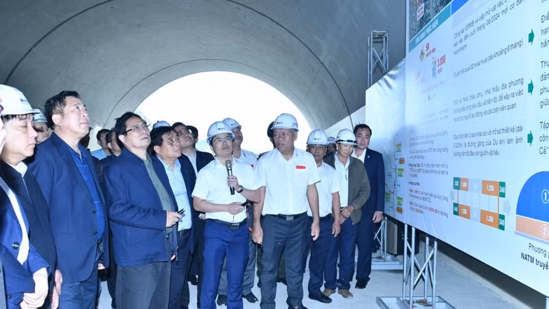 Thủ tướng Phạm Minh Chính nghe nhà thầu báo cáo về tiến độ thi công tuyến cao tốc Quảng Ngãi-Hoài Nhơn. (Ảnh: THANH GIANG)