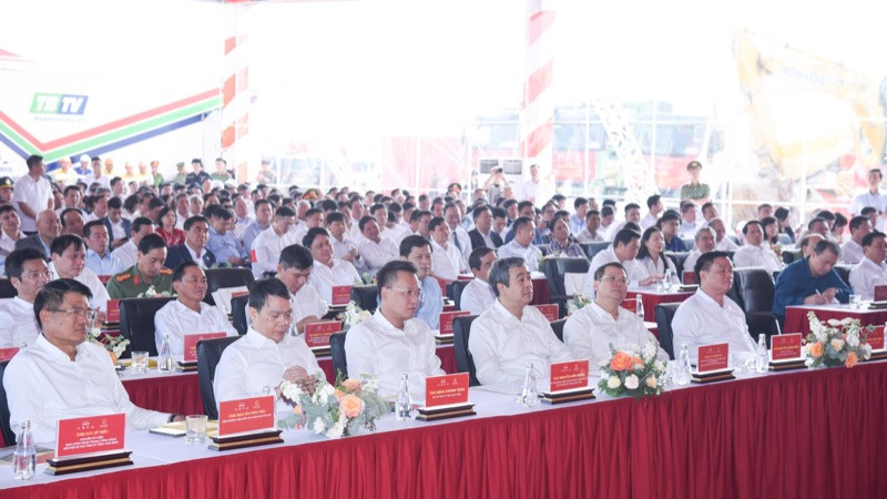 Các đại biểu tham dự buổi lễ. (Ảnh: TRẦN HẢI) Các đại biểu tham dự buổi lễ. (Ảnh: TRẦN HẢI)