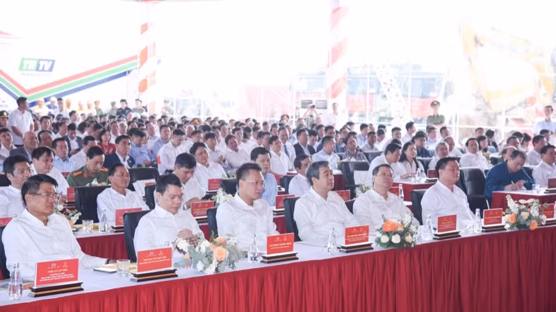 Các đại biểu tham dự buổi lễ. (Ảnh: TRẦN HẢI)