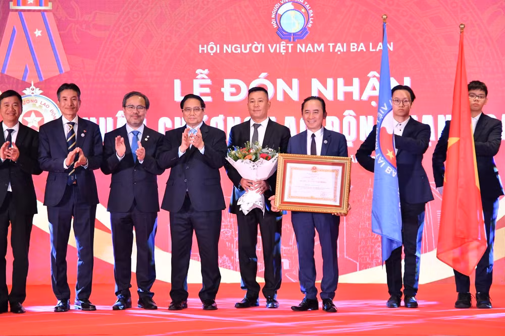 Thủ tướng Phạm Minh Chính chúc mừng Hội Người Việt Nam tại Ba Lan đón nhận phần thưởng cao quý của Đảng, Nhà nước (Ảnh: THANH GIANG).