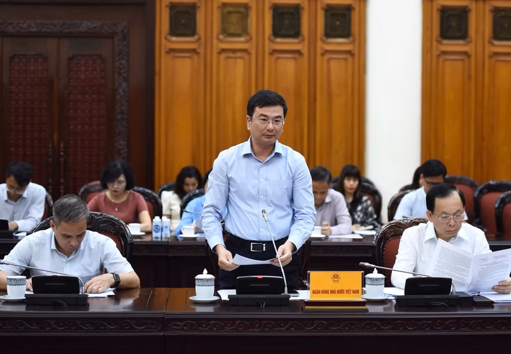 Đại diện lãnh đạo Ngân hàng Nhà nước Việt Nam báo cáo Thủ tướng Chính phủ tại cuộc họp. (Ảnh: Trần Hải)