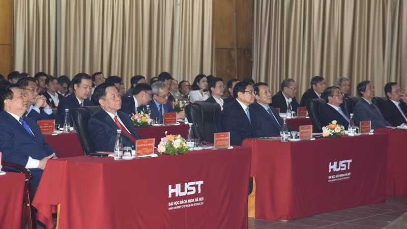 Thủ tướng Phạm Minh Chính và các đồng chí lãnh đạo, đại biểu tham dự buổi lễ (Ảnh: TRẦN HẢI).