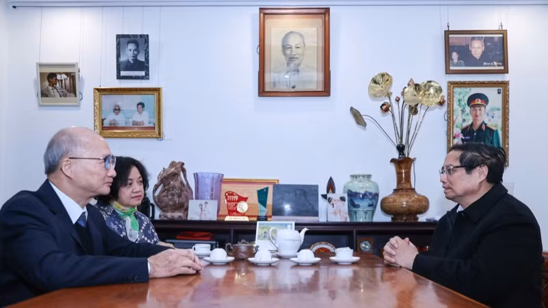 Thủ tướng Phạm Minh Chính ân cần thăm hỏi, chúc Tết thân nhân gia đình cố Thủ tướng Phạm Văn Đồng. (Ảnh: TRẦN HẢI)