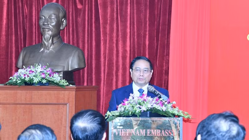 Thủ tướng Phạm Minh Chính ân cần nói chuyện với bà con cộng đồng người Việt Nam tại Malaysia. (Ảnh: THANH GIANG)