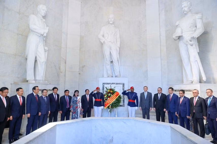 Thủ tướng Phạm Minh Chính và Phu nhân cùng các đại biểu đặt vòng hoa thực hiện nghi thức tưởng niệm. (Ảnh: Nhật Bắc/VGP)