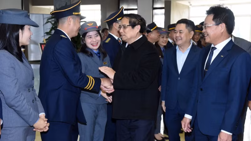 Thủ tướng Phạm Minh Chính hỏi thăm cán bộ, nhân viên ngành đường sắt Việt Nam phục vụ các chuyến tàu dịp Tết tại ga Hà Nội. (Ảnh: TRẦN HẢI)