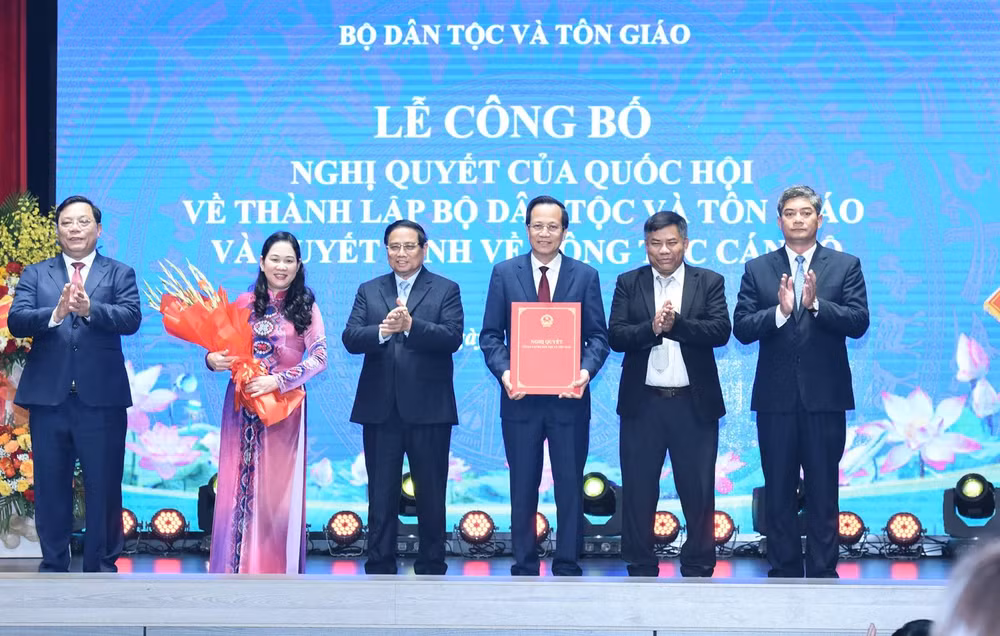 Thủ tướng Phạm Minh Chính trao Nghị quyết của Quốc hội cho tập thể lãnh đạo Bộ Dân tộc và Tôn giáo. (Ảnh: TRÂN HẢI)