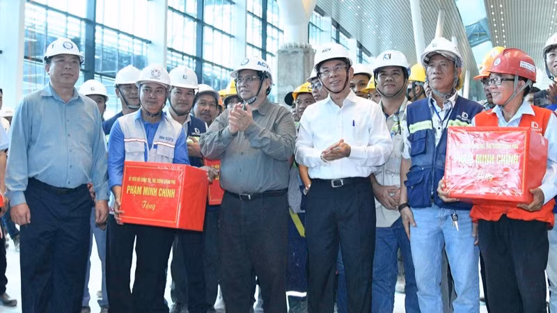 Thủ tướng Phạm Minh Chính tặng quà động viên đội ngũ kỹ sư, công nhân đang thi công tại Nhà ga hành khách T3 Tân Sơn Nhất. (Ảnh: THANH GIANG)