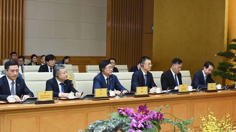 Đại sứ Trung Quốc tại Việt Nam Hà Vĩ (ngoài cùng bên phải) cùng lãnh đạo các tập đoàn, doanh nghiệp lớn của Trung Quốc tham dự Tọa đàm (Ảnh: TRẦN HẢI).