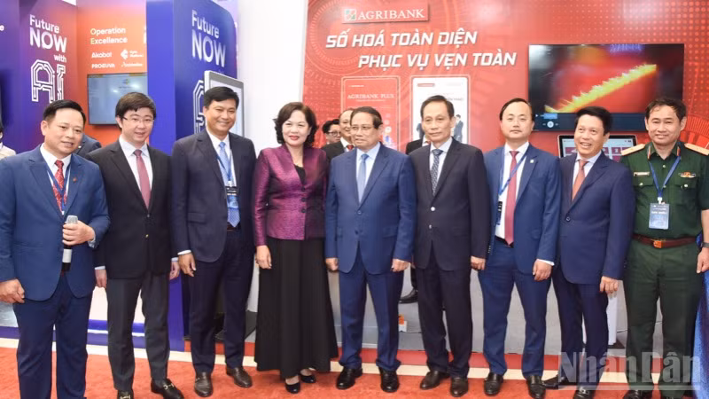 Thủ tướng Phạm Minh Chính với các đồng chí lãnh đạo thăm và trải nghiệm dịch vụ của Ngân hàng Agribank được tổ chức nhân Ngày chuyển đổi số ngành ngân hàng 2025. (Ảnh: TRẦN HẢI)