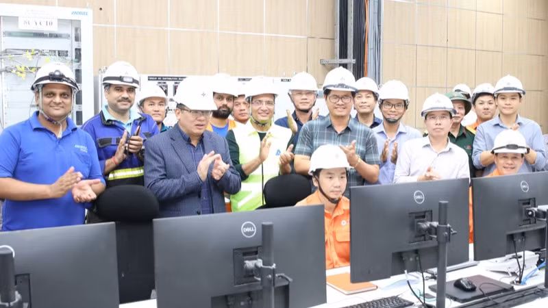 Lãnh đạo EVN, các kỹ sư, chuyên gia, công nhân vui mừng chứng kiến thời khắc đóng điện, hòa lưới thành công Tổ máy 2 Thủy điện Yaly mở rộng (Ảnh: EVN)