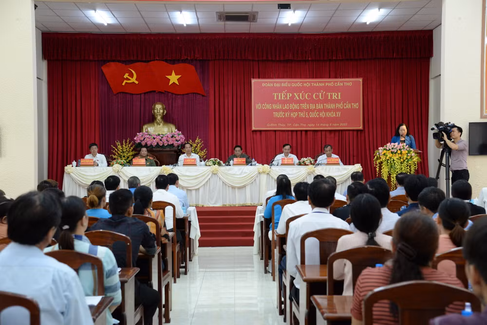 Quang cảnh hội nghị tiếp xúc cử tri.
