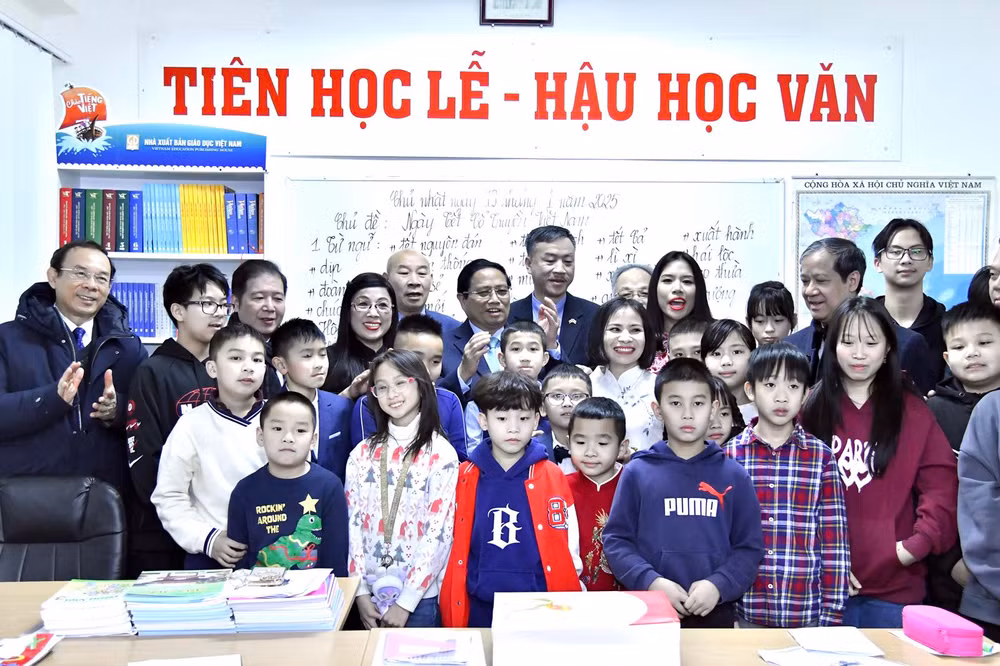 Thủ tướng Phạm Minh Chính và Phu nhân tới thăm Trung tâm dạy tiếng Việt ở Trung tâm thương mại Sapa. (Ảnh: THANH GIANG)