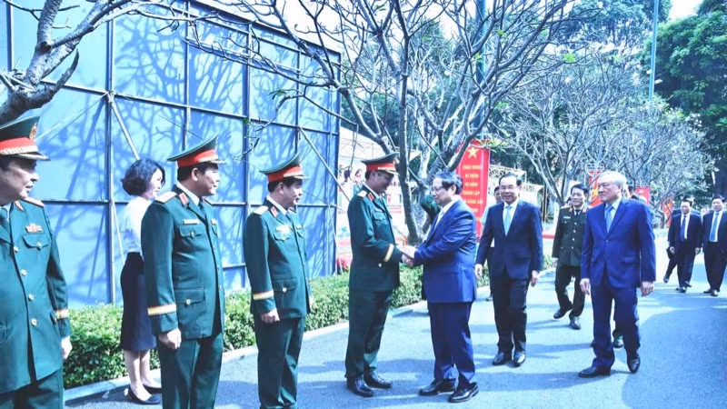 Thủ tướng Phạm Minh Chính với lãnh đạo Bộ Tư lệnh Thành phố Hồ Chí Minh. (Ảnh: THANH GIANG)