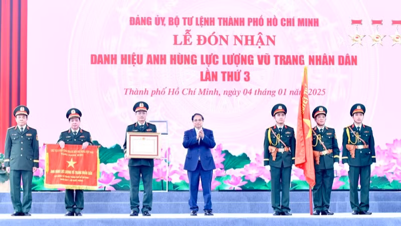 Thủ tướng Phạm Minh Chính chúc mừng Lực lượng vũ trang Thành phố Hồ Chí Minh. (Ảnh: THANH GIANG)