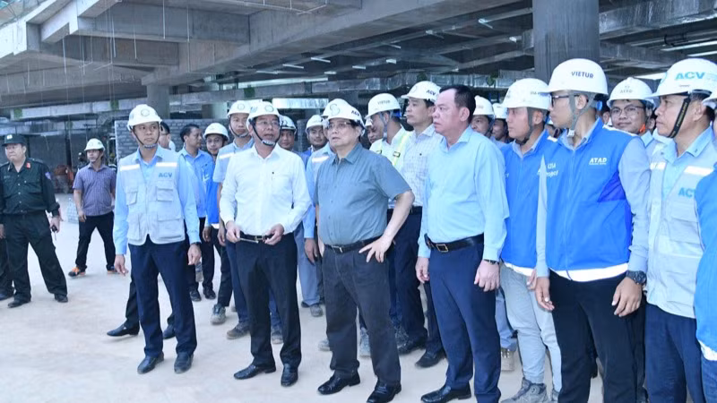Thủ tướng Phạm Minh Chính thị sát, kiểm tra tiến độ xây dựng Nhà ga hành khách Cảng hàng không quốc tế Long Thành.(Ảnh: THANH GIANG)
